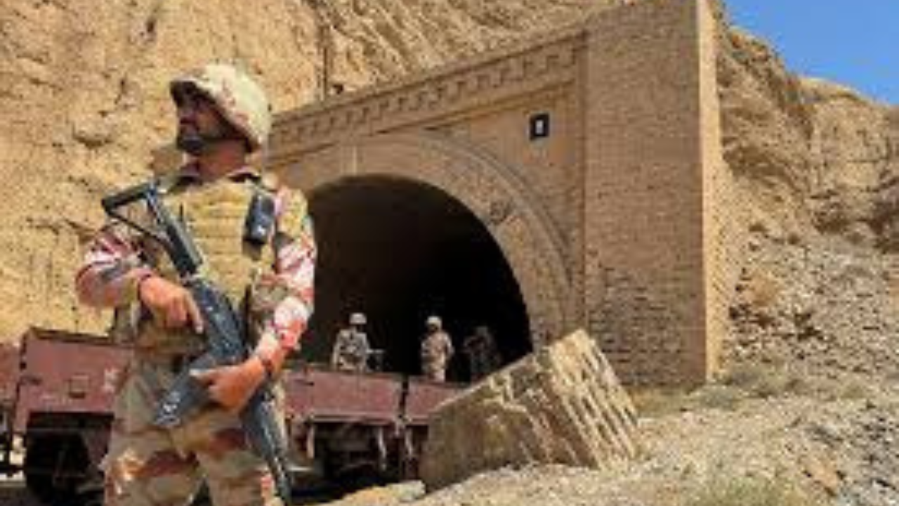 পাকিস্তানে পৃথক বোমা হামলায় নিহত ১২