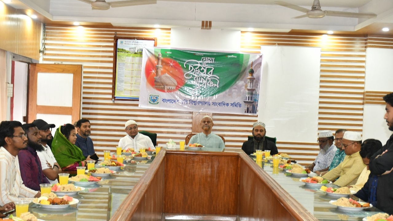 এক ছাদের নিচে ইফতারে প্রশাসন ও ছাত্র সংগঠন