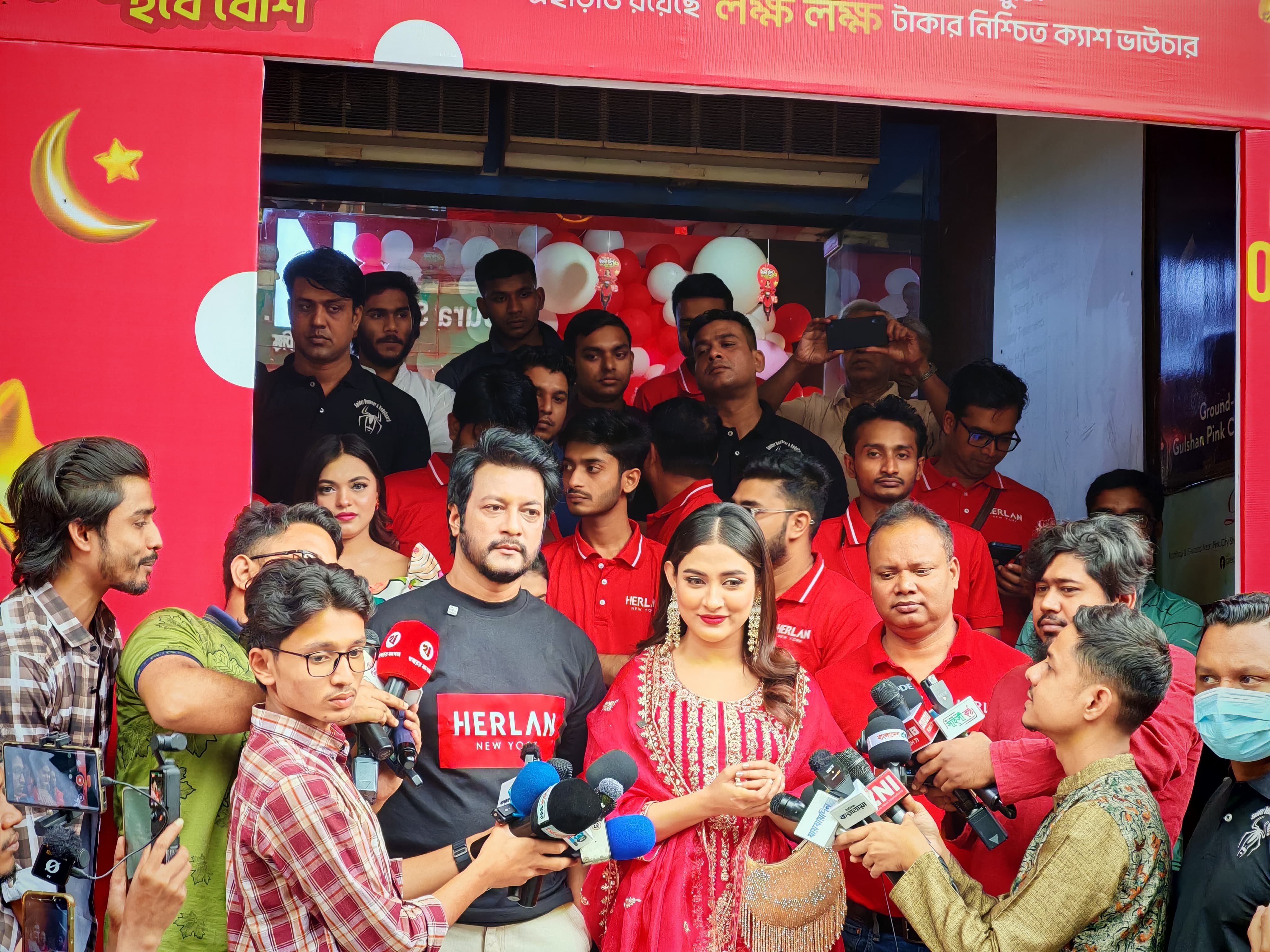 তারকা বেষ্টিত অনুষ্ঠানে গুলশান পিংক সিটিতে মেহজাবীন-ইমন উদ্বোধন করলেন হারল্যানের আউটলেট