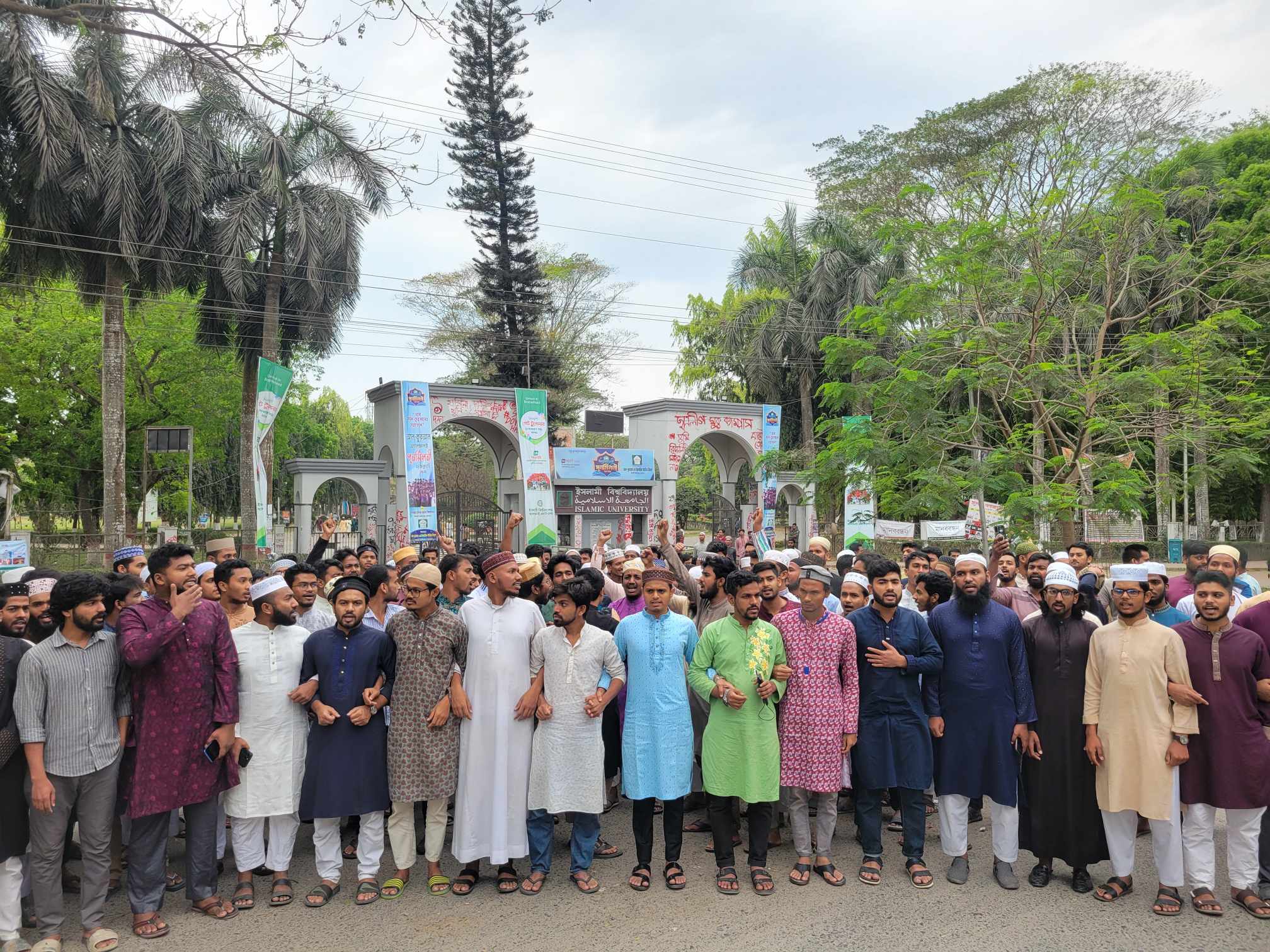 ফিলিস্তিনে নজীরবিহীন হত্যাকান্ড ও ভারতে মুসলিম হত্যার প্রতিবাদে ইবিতে বিক্ষোভ