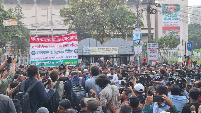 সেনাবাহিনীর ওপর পূর্ণ আস্থা আছে, তবে ‘ক্যান্টনমেন্ট থেকে’ হস্তক্ষেপ মানব না: হাসনাত