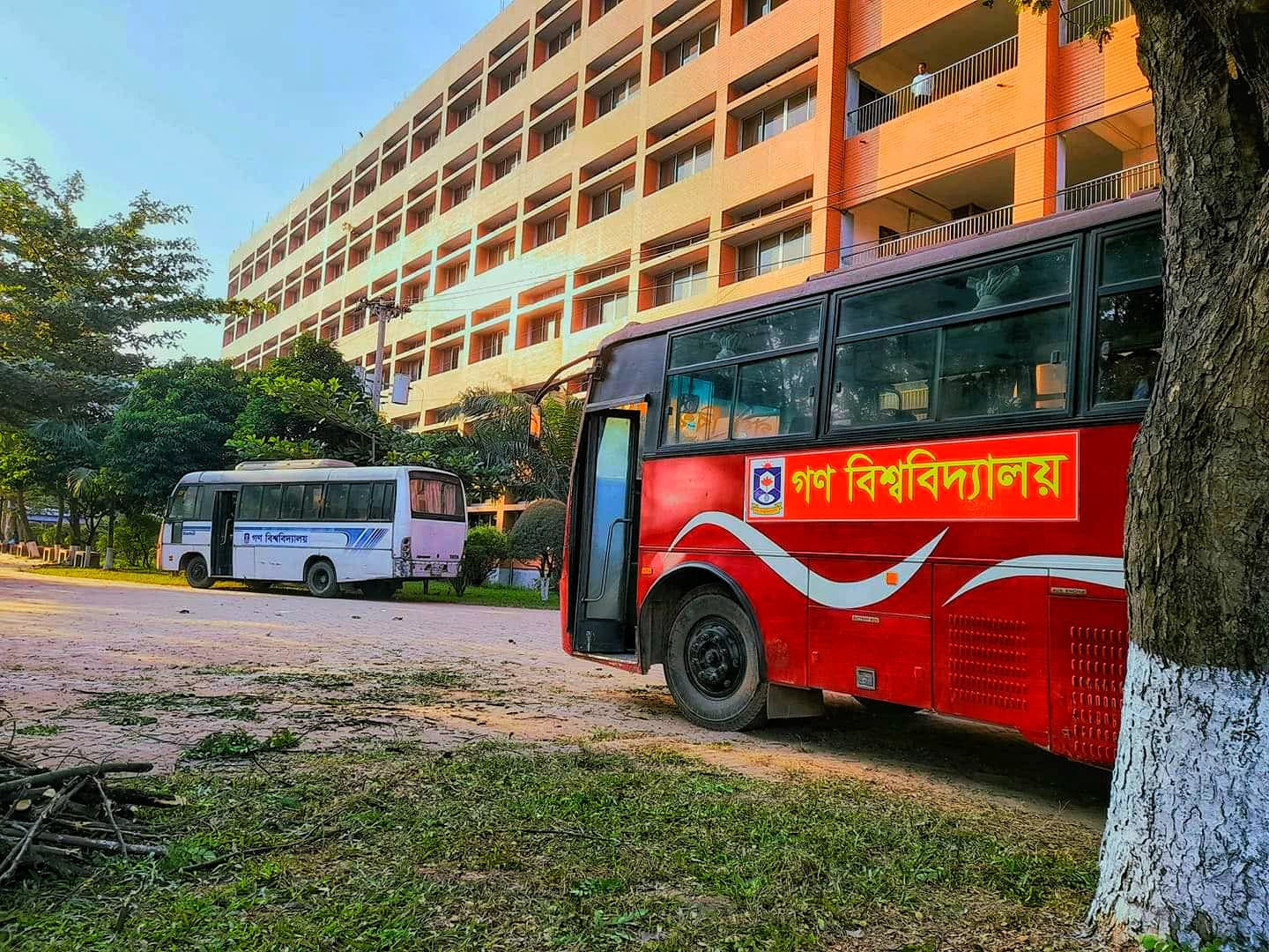 গণ বিশ্ববিদ্যালয়ের শিক্ষার্থীদের বাস আছে ‘আশ্বাসে’
