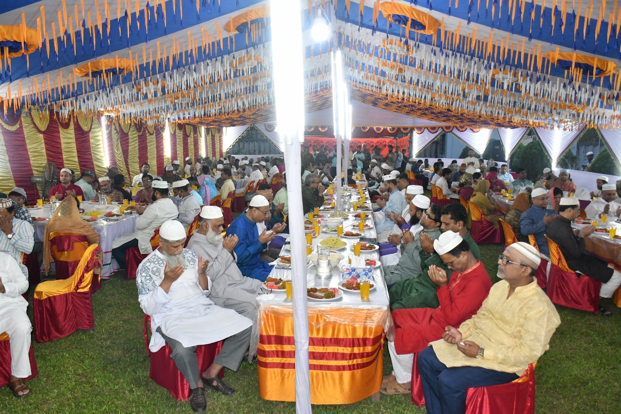 বিশ্ববিদ্যালয়ের শিক্ষক, কর্মকর্তা ও কর্মচারীদের নিয়ে ইফতার করলেন বাকৃবি উপাচার্য