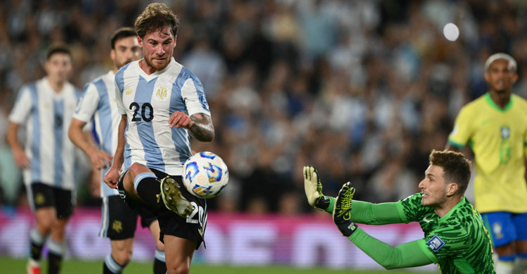 ব্রাজিলকে একহালি দিয়ে বিশ্বকাপে আর্জেন্টিনা