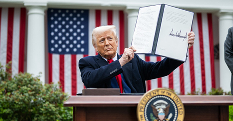 ট্রাম্পের শুল্কনীতি: তীব্র প্রতিক্রিয়া ইউরোপে, পাল্টা ব্যবস্থার হুমকি চীনের