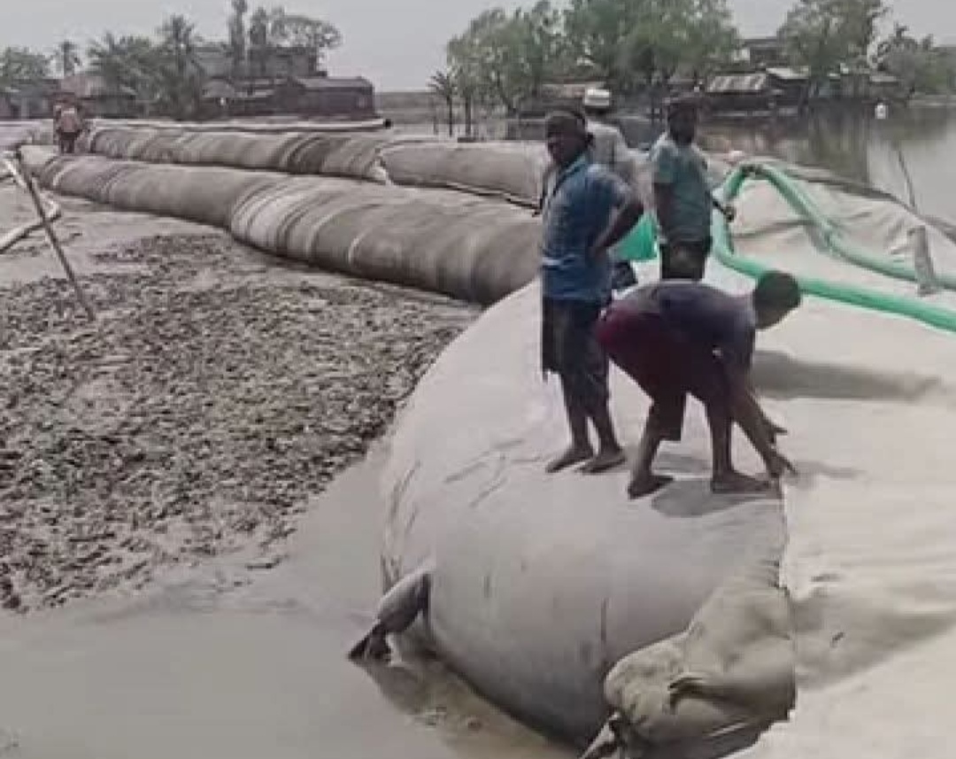 শেষ হয়েছে বিকল্প রিংবাঁধ নির্মাণ, স্বস্তির নিশ্বাস ফেলেছে প্লাবিত এলাকার মানুষ