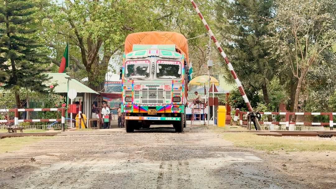 আট দিন পর হিলি স্থলবন্দরের আমদানি-রফতানি পুনরায় চালু