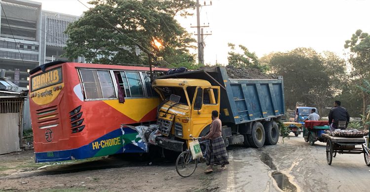 দুর্ঘটনার কবলে জামায়াত নেতাকর্মীদের বহনকারী বাস, নিহত ৩