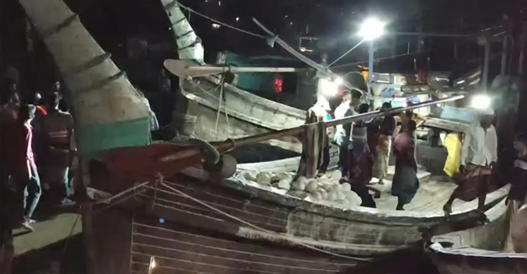 বঙ্গোপসাগরে ট্রলারে ডাকাতি, গুলিবিদ্ধসহ আহত ৮ জেলে