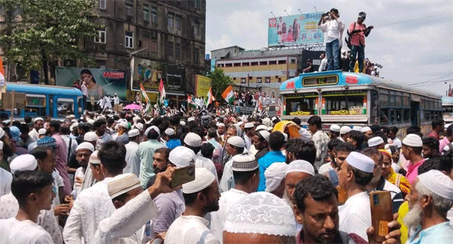 ওয়াকফ বিলের প্রতিবাদে ডাকা বিক্ষোভে অবরুদ্ধ কলকাতা শহর