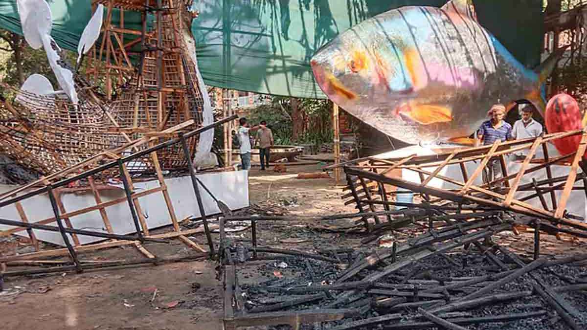 চারুকলায় নববর্ষ উপলক্ষে তৈরি ফ্যাসিস্টের মুখাকৃতিতে আগুন