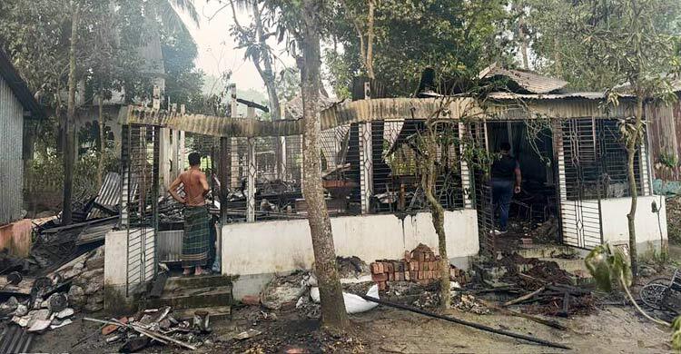 শিল্পী মানবেন্দ্র ঘোষের বাড়িতে আগুন