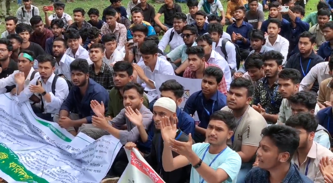 ফরিদপুরে পলিটেকনিক শিক্ষার্থীদের শান্তিপূর্ণ সমাবেশ: ৬ দফা দাবিতে অনড়