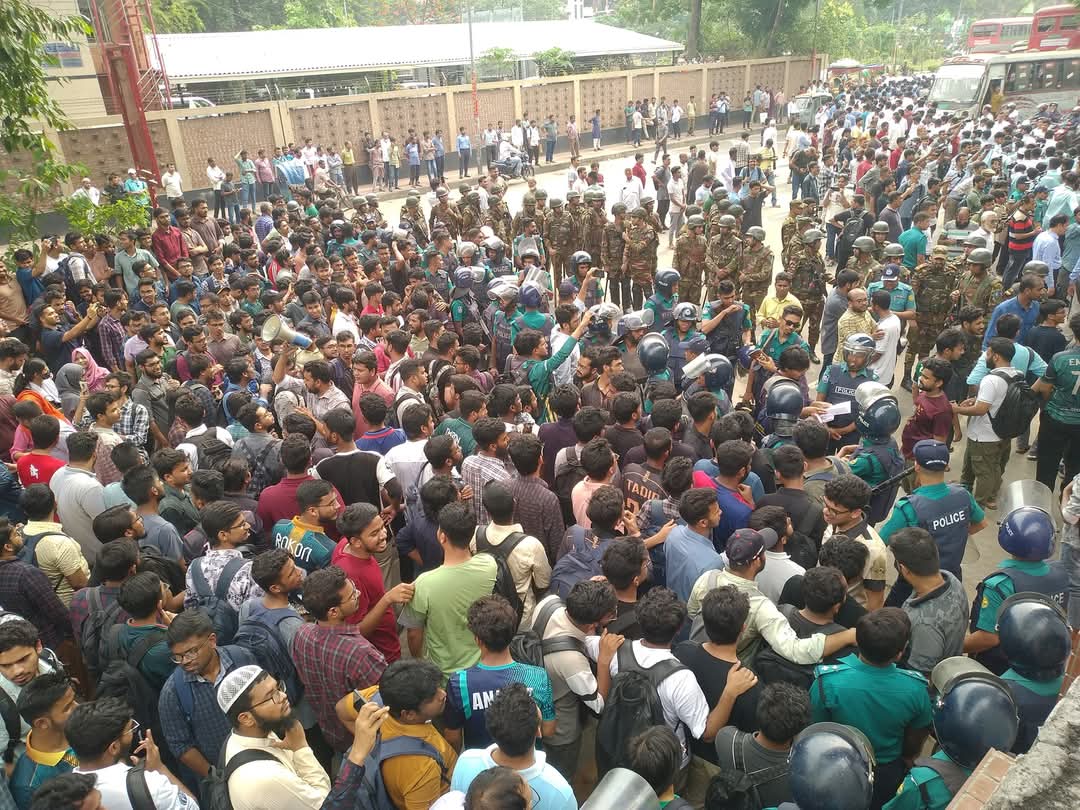 খামারবাড়িতে মুখোমুখি শেকৃবি ও কৃষি ডিপ্লোমা  শিক্ষার্থীরা