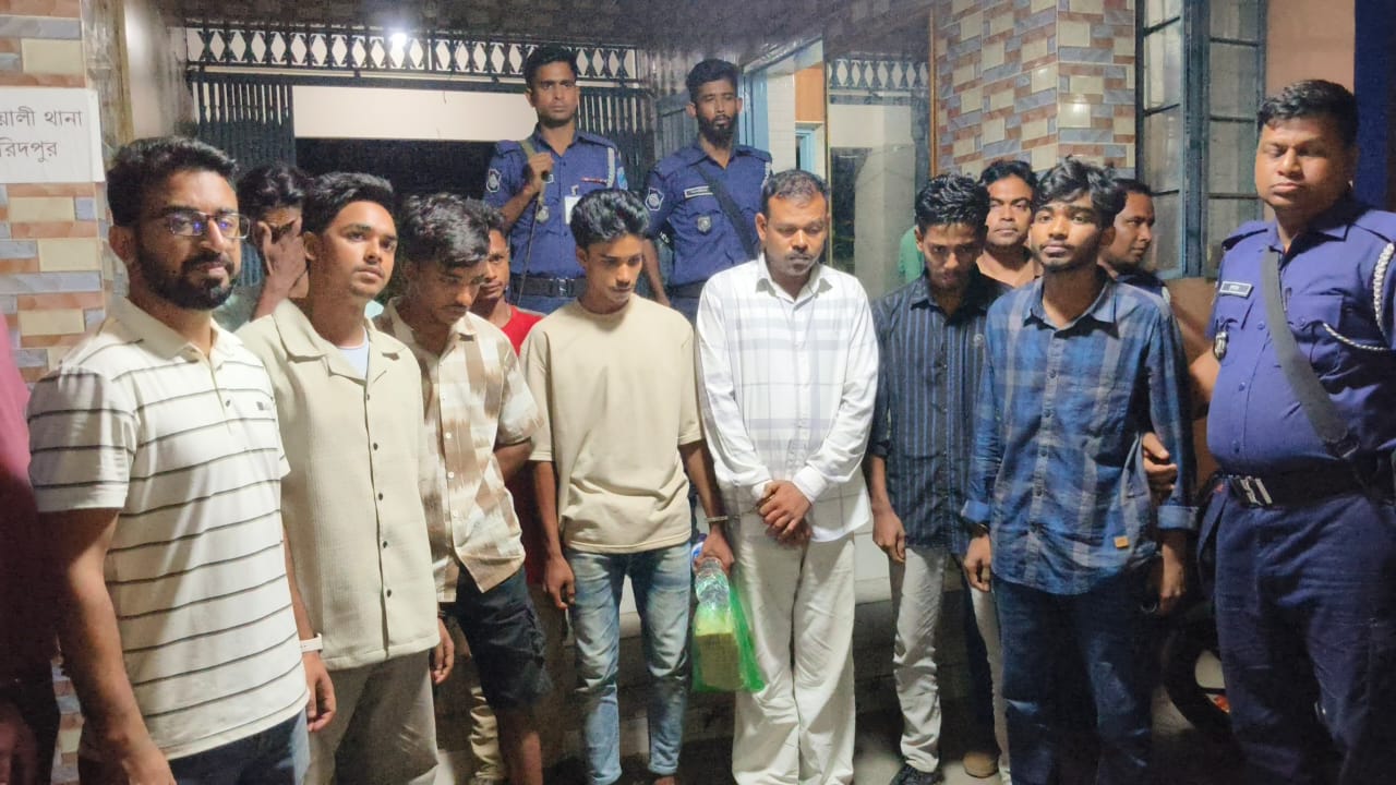 ফরিদপুরে আওয়ামীলীগের বিক্ষোভ মিছিলের প্রস্তুতিকালে ব্যানারসহ ৮ যুবক আটক