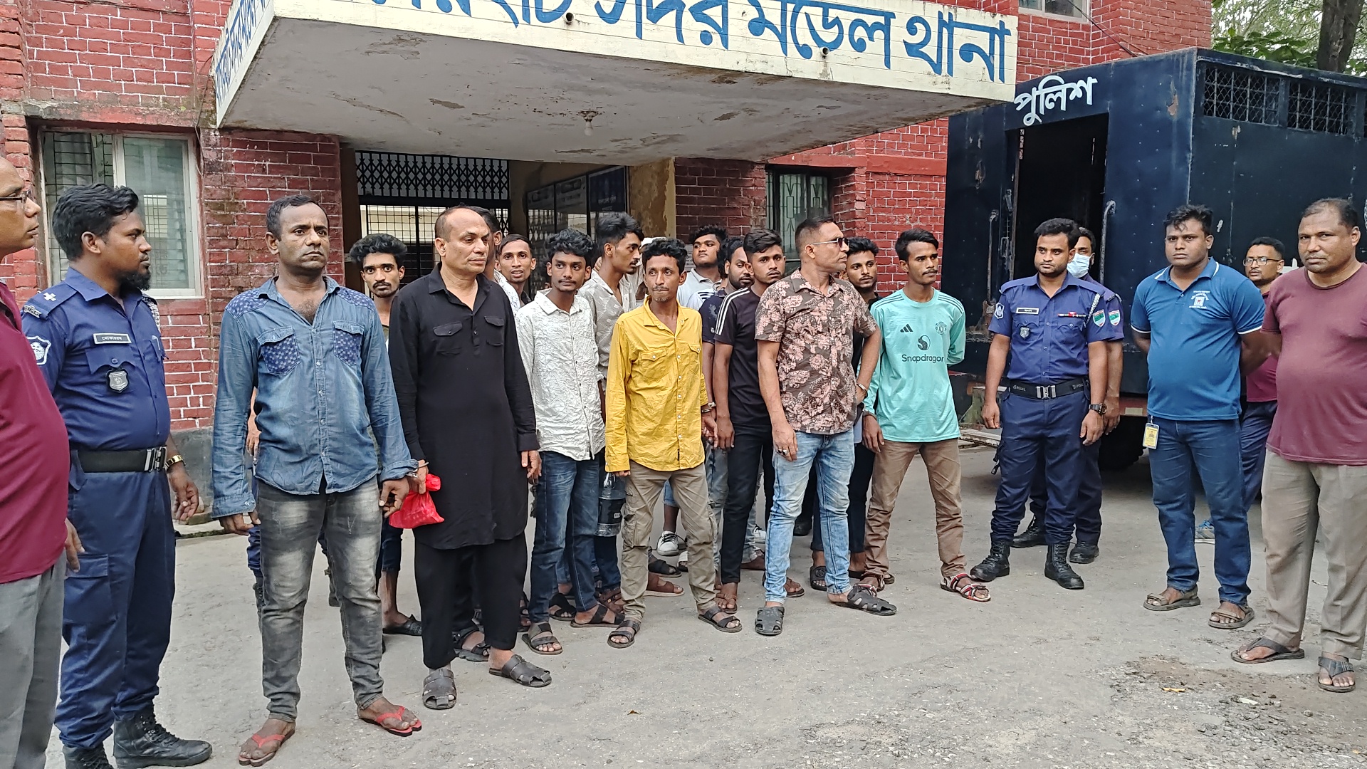 বাগেরহাটে ককটেলসহ ১৮  শ্রমিকদল নেতা আটক