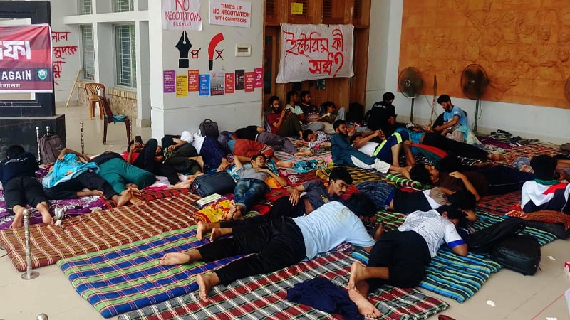 অনশনের ৩য় দিনে দুর্বল হয়ে পড়েছেন কুয়েটের ২৭ ছাত্র, খুলনা যাবে ইউজিসির টিম