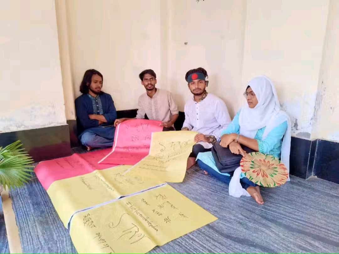 কুয়েট উপাচার্যের পদত্যাগের দাবিতে প্রতীকী অনশনে রাজশাহী বিশ্ববিদ্যালয়ের শিক্ষার্থী