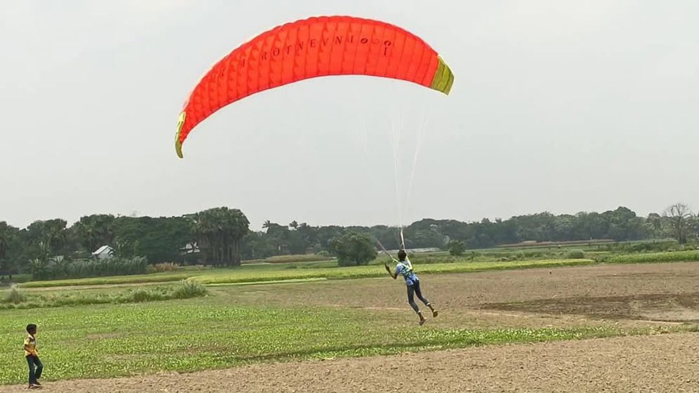 আকাশে ওড়ার স্বপ্ন থেকে প্যারাগ্লাইডিং বানালেন ফরিদপুরের মারুফ