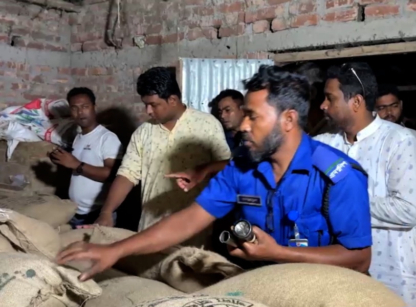 হিলিতে সরকারি খাদ্যবান্ধব কর্মসূচি ওএমএস-এর সাড়ে ৫টন চাল জব্দ