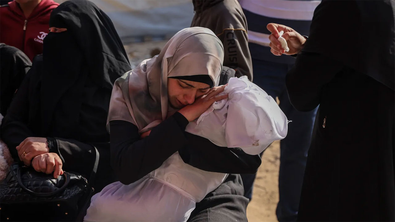 গত ২৪ ঘণ্টায় ইসরাইলের হামলায় নারী-শিশুসহ ৭১ জন নিহত হয়েছেন