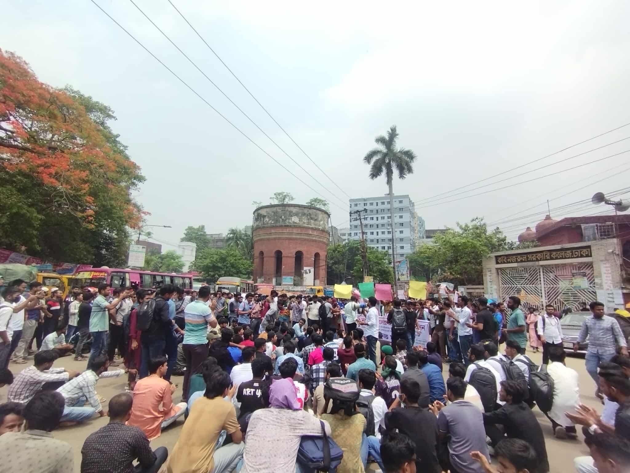 ৭ দফা দাবিতে বিক্ষোভ করছেন কবি নজরুল কলেজ শিক্ষার্থীরা