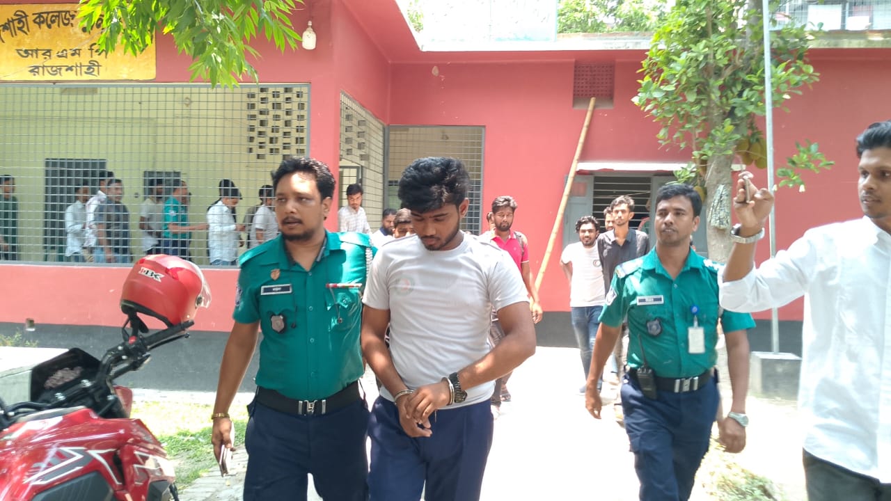 ছাত্রদল- শিবিরের হাতে আটক ছাত্রলীগ কর্মী; পুলিশের হাতে সোর্পদ