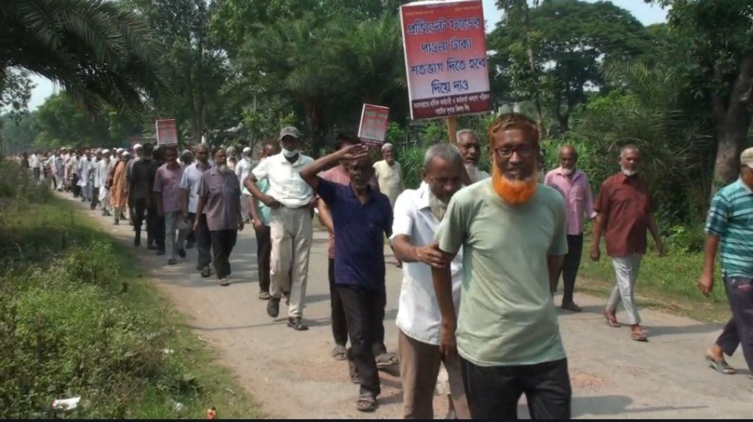 নাটোর চিনিকলে পাওনা টাকার দাবিতে অফিস ঘেরাও-বিক্ষোভ