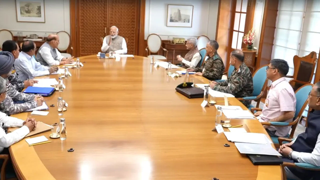 তিন বাহিনীর প্রধানদের সঙ্গে জরুরি বৈঠকে মোদি