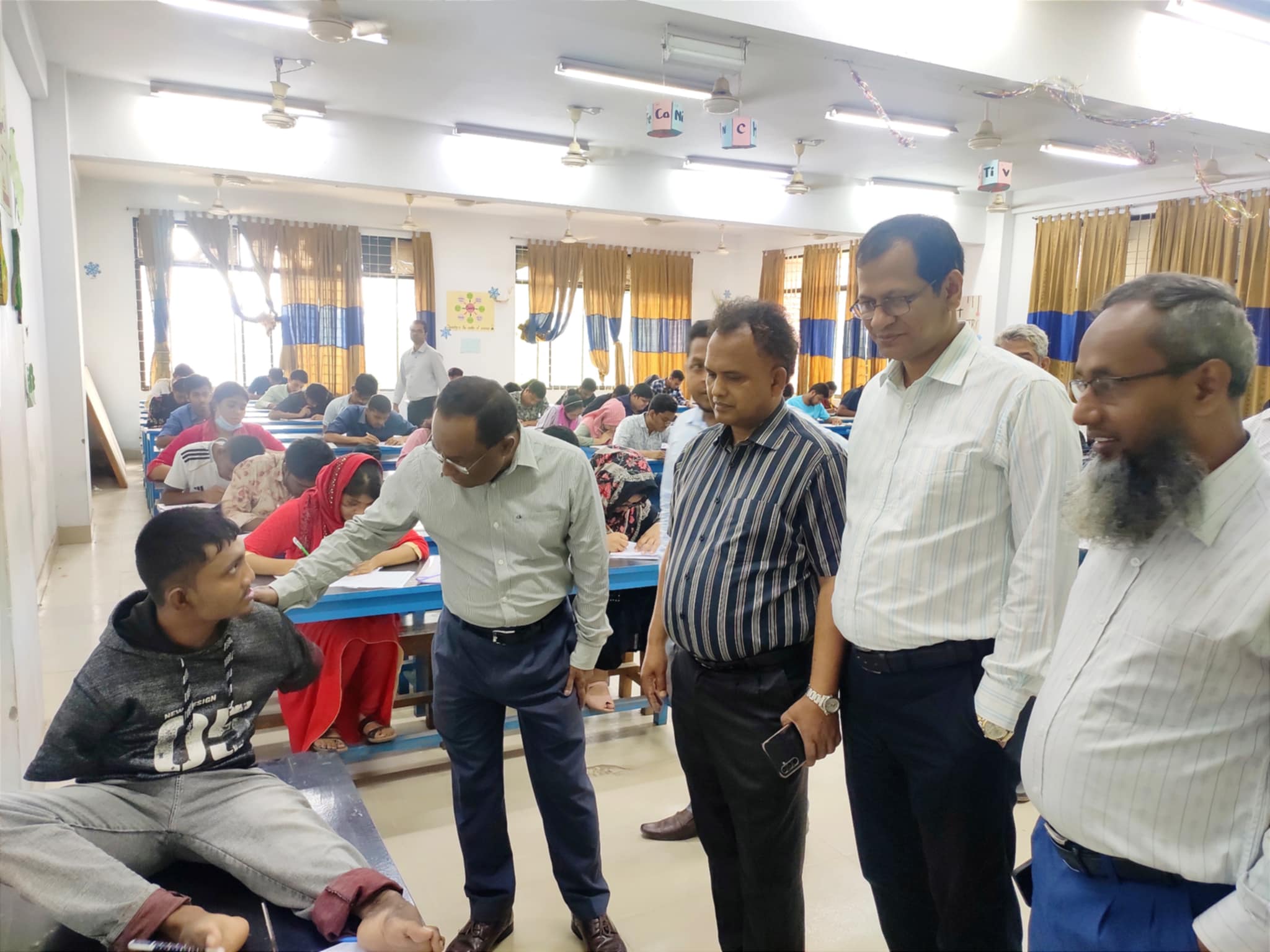 পা দিয়ে লিখে হাবিপ্রবির মেধা তালিকায় মানিক