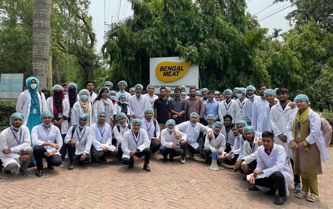 ইন্ডাস্ট্রিয়াল ট্যুরে পাবনায় গবির ভেটেরিনারি অনুষদের শিক্ষার্থীরা