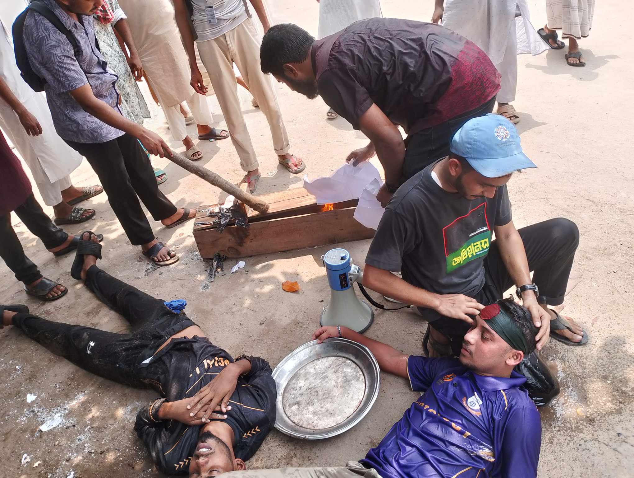 জবি শিক্ষার্থীদের লংমার্চ, টিয়ারগ্যাস ও সাউন্ড গ্রেনেড নিক্ষেপ