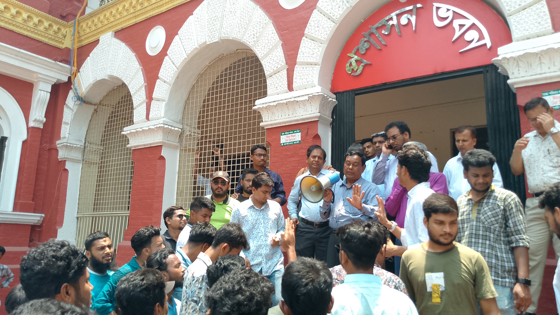 হোস্টেলের ভাড়া কমানোর দাবিতে শিক্ষার্থীদের তোপের সম্মুখীন রাজশাহী কলেজ অধ্যক্ষ