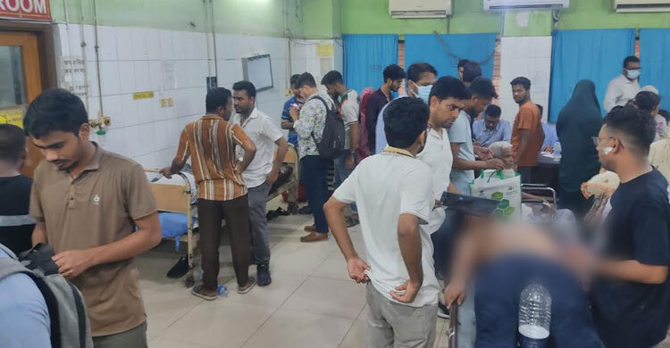 পুলিশের লাঠিচার্জে আহত জবির ৩৭ শিক্ষার্থী ঢাকা মেডিকেলে