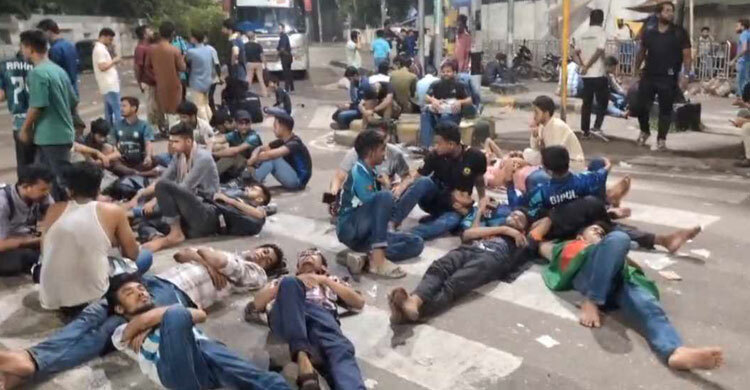 আন্দোলন চালিয়ে যাওয়ার ঘোষণা জবি শিক্ষার্থীদের