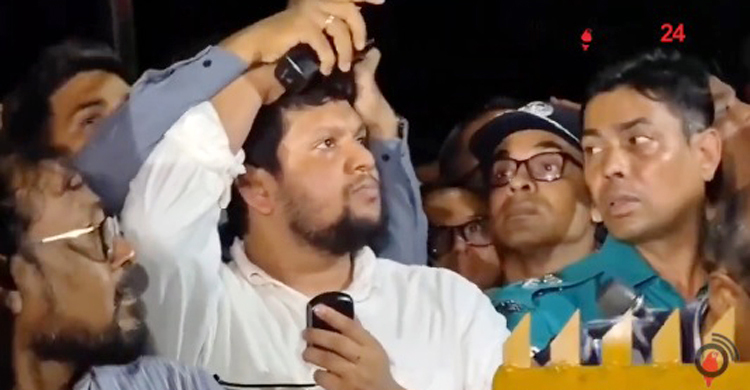 মাহফুজের মাথায় বোতল নিক্ষেপ, অভিযুক্তকে খুঁজছে পুলিশ