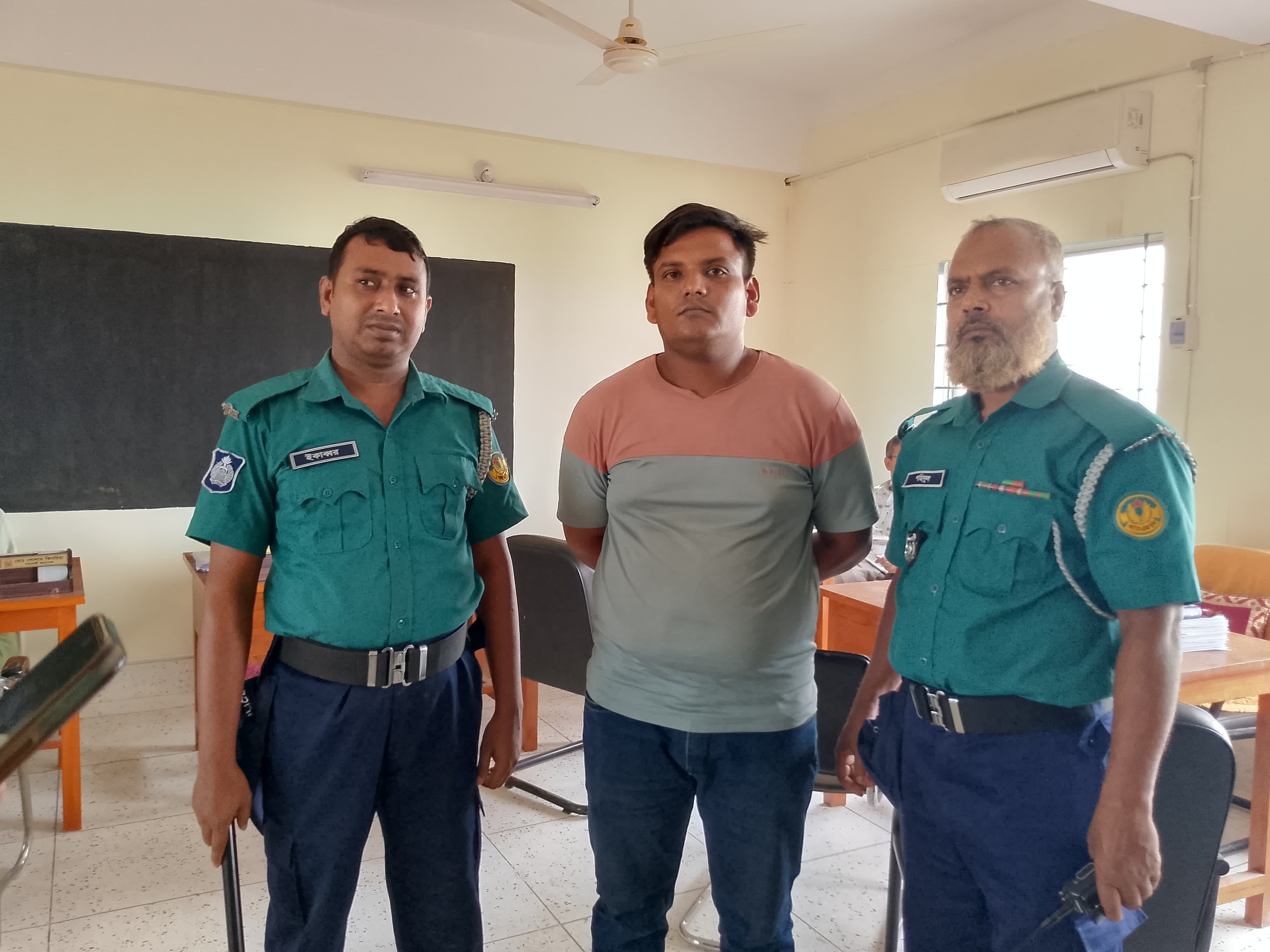 রাজশাহী কলেজে ক্লাস চলাকালীন বহিরাগত প্রবেশ, মেয়েদের উত্ত্যক্তের অভিযোগ