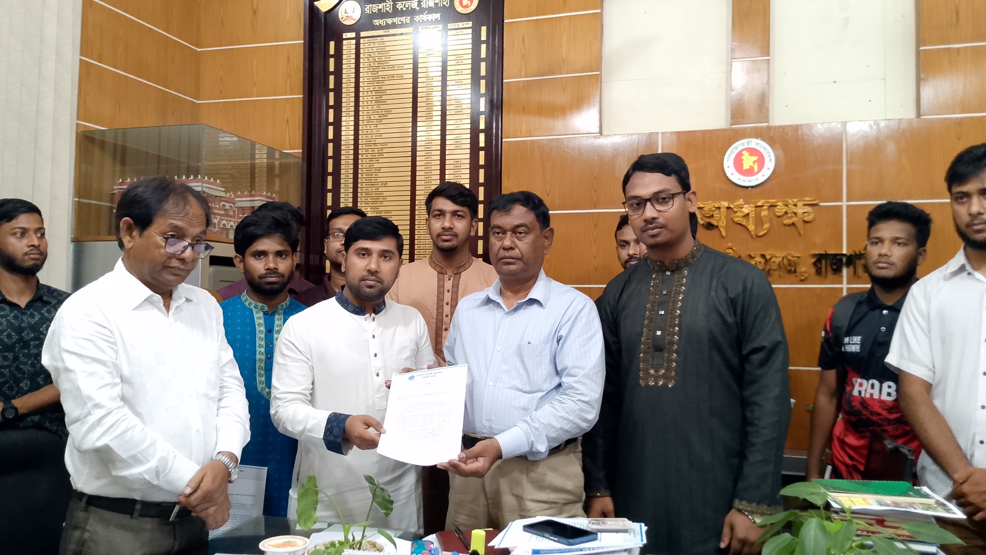 শতভাগ আবাসিক ক্যাম্পাস বিনির্মাণে রাজশাহী কলেজ শিবিরের আট দফা দাবি