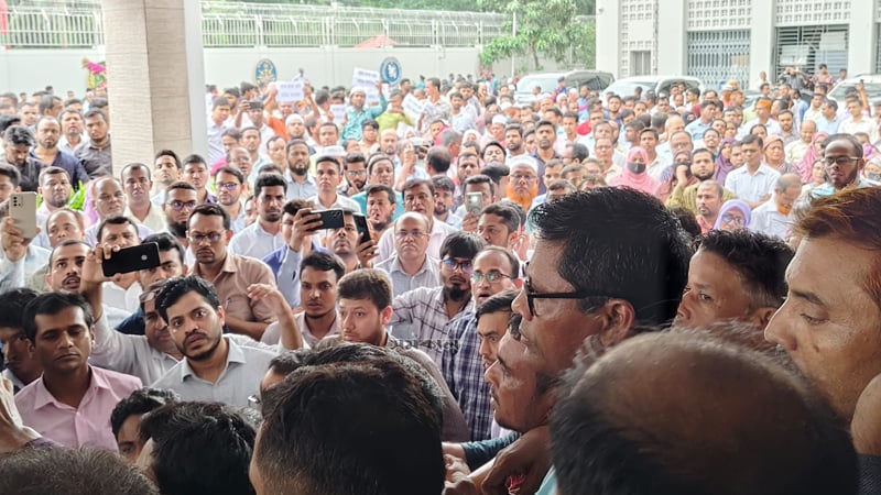 সচিবালয়ে কর্মকর্তা-কর্মচারীদের বিক্ষোভ