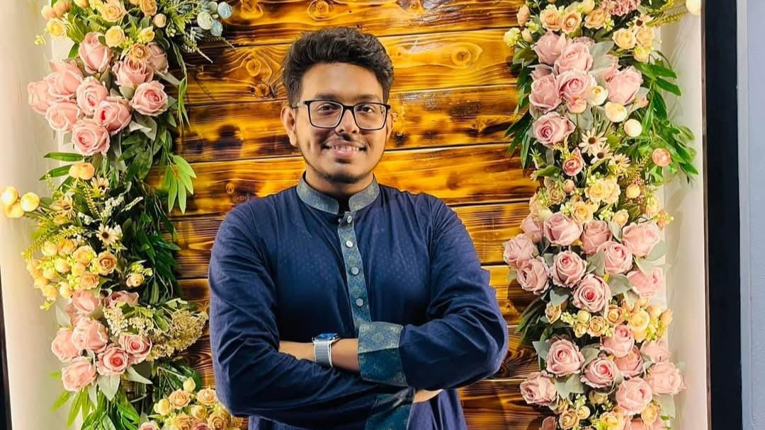 সাংবাদিকতায় ক্ষমতার অপব্যবহারে শিক্ষার্থীদের কাছে মার খেলেন রায়হান আবিদ