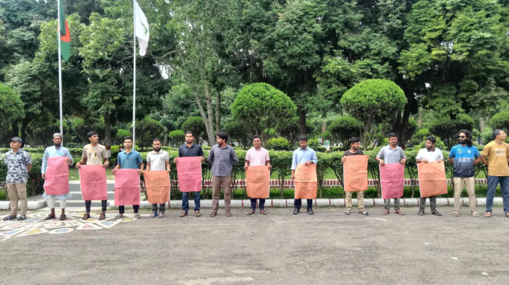 ইদের ছুটিতে হল খোলা রাখার দাবিতে ইবি শিক্ষার্থীদের মানববন্ধন