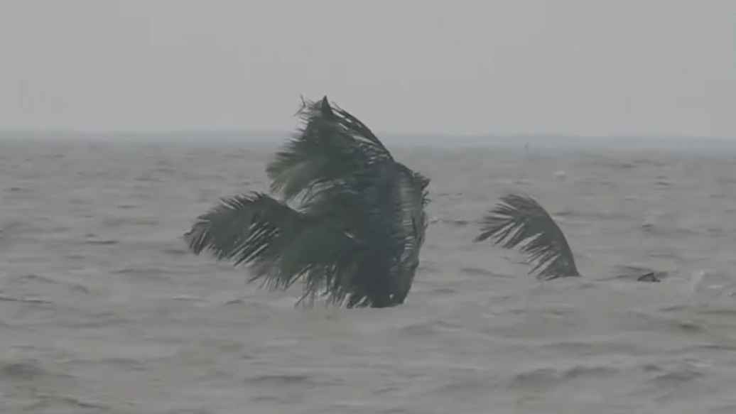 গভীর নিম্নচাপ উপকূল অতিক্রম করছে, ৪ ফুটের বেশি জলোচ্ছ্বাসের শঙ্কা