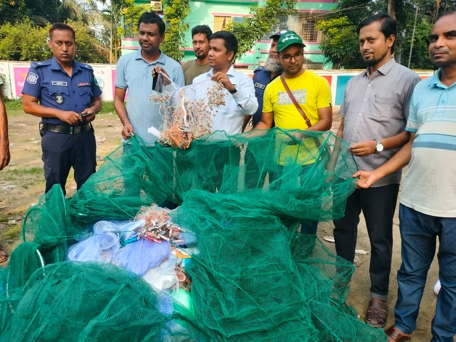 সিংড়ায় ৭ লাখ টাকার অবৈধ জাল ধ্বংস, জরিমানা