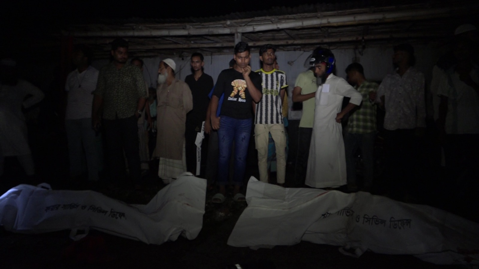 নাটোরে চাকা খুলতে গিয়ে অপর পিকআপের চাপায় চালকসহ দুইজন নিহত