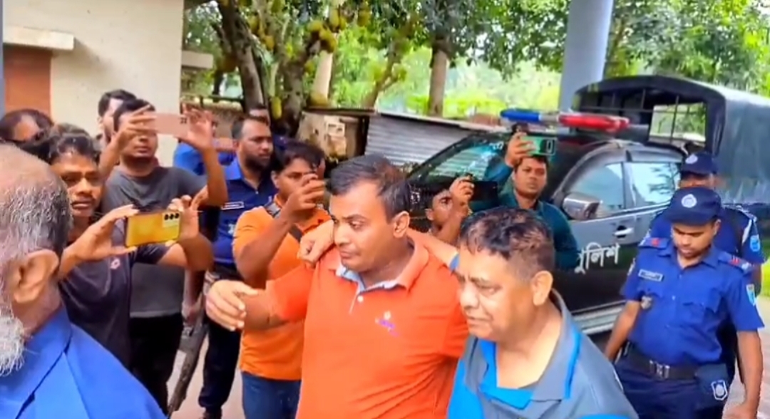 ফরিদপুরে যৌথ বাহিনীর অভিযানে সেনাবাহিনীর অবসরপ্রাপ্ত মেজর গ্রেপ্তার