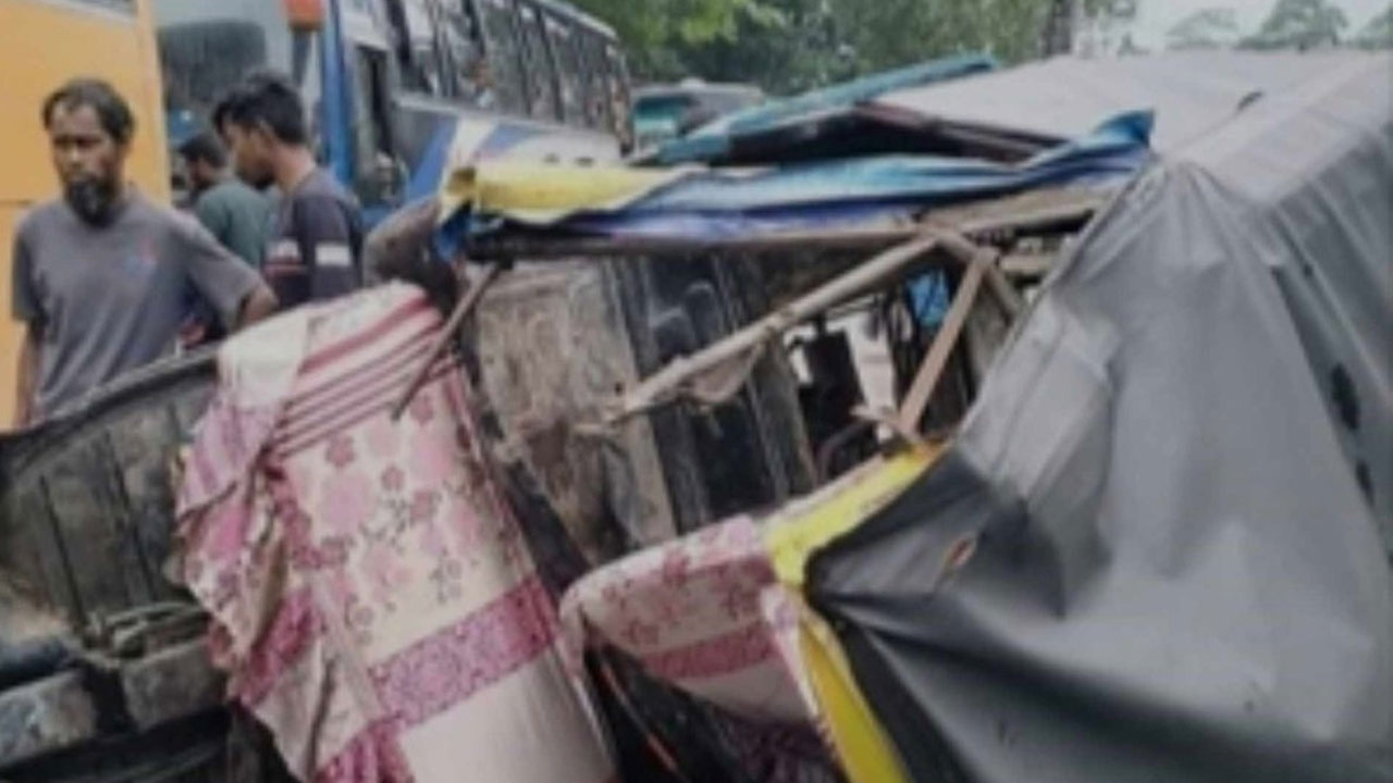 ভাঙ্গায় বাসের ধাক্কায় মাহেন্দ্রে থাকা ৫ যাত্রী নিহত