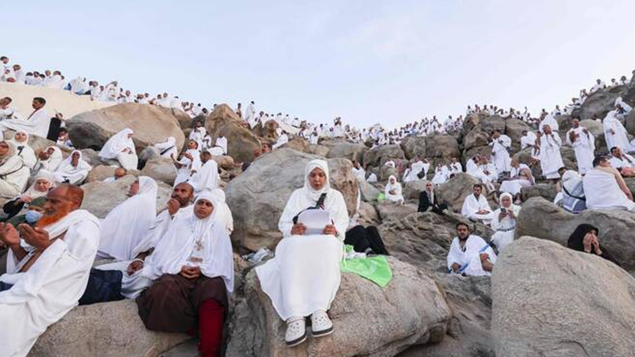 আরাফায় দোয়া, ইবাদতে মশগুল হাজিরা