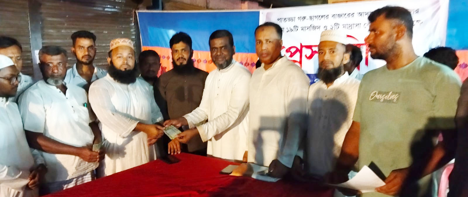 চৌদ্দগ্রামে গরু বাজারের হাসিলের টাকা ১৯ মসজিদ ও ২ মাদরাসায় বিতরণ