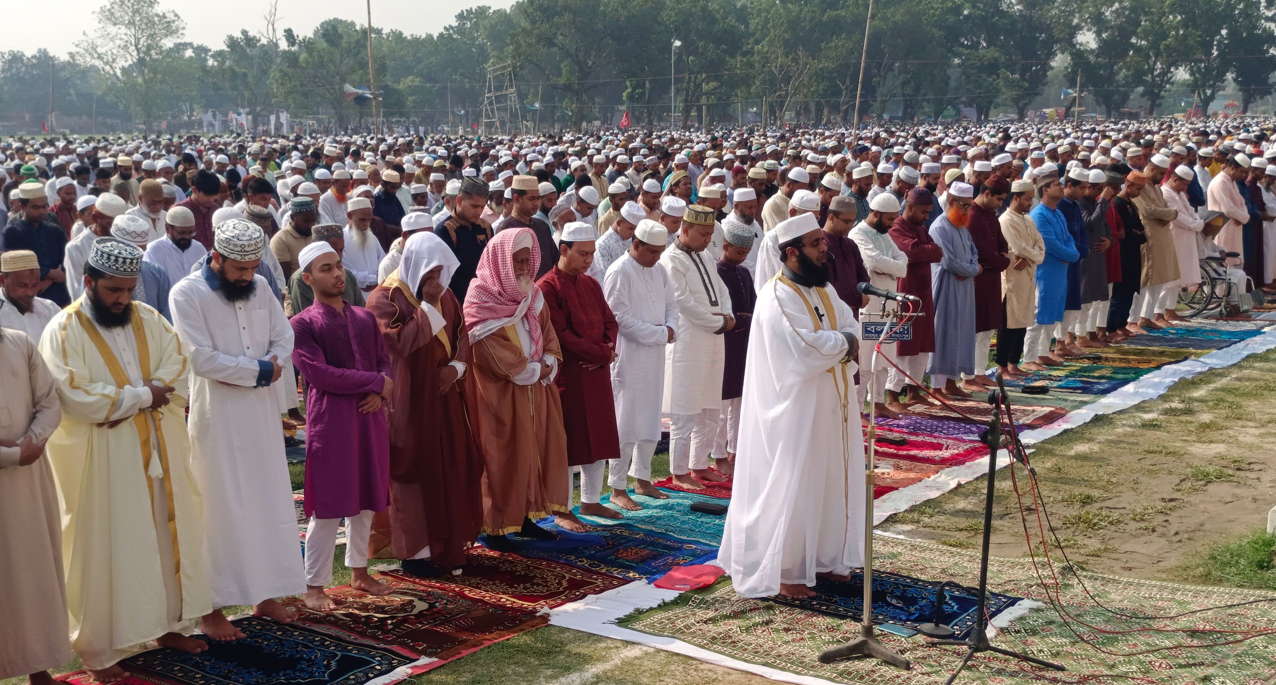 দিনাজপুরে দেশের সবচেয়ে বড় ঈদের নামাজের জামাত অনুষ্ঠিত