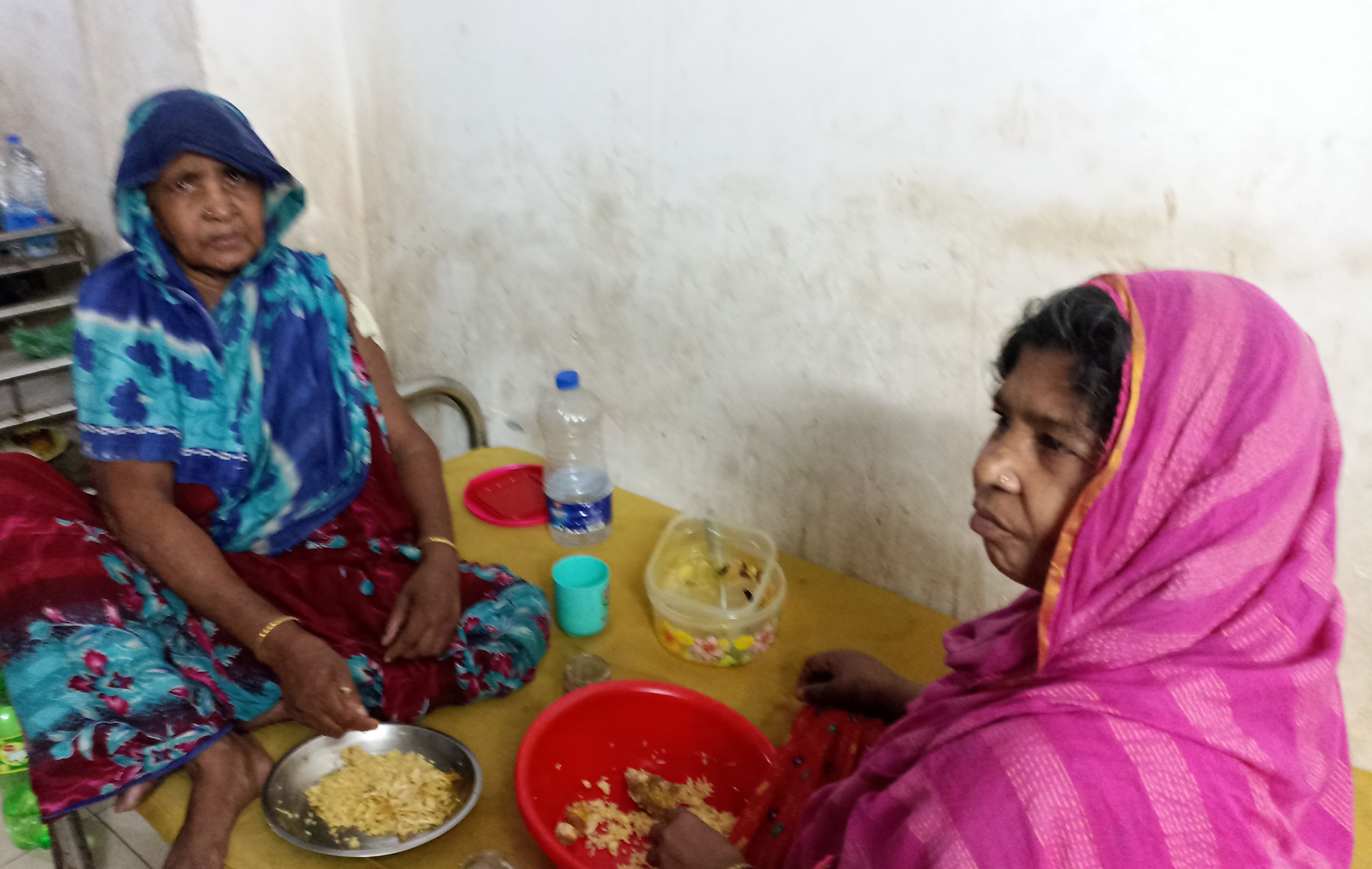 ঈদের দিনে মোরেলগঞ্জ হাসপাতালে রোগীদের ভাগ্যে জুটল এক টুকরো মুরগির মাংস!